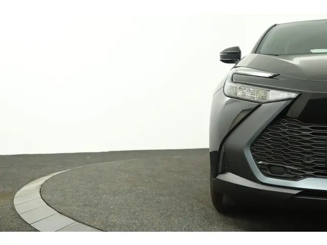 Toyota C-HR 1.8 Hybrid 140 Active 2024 Hybride Benzine 36