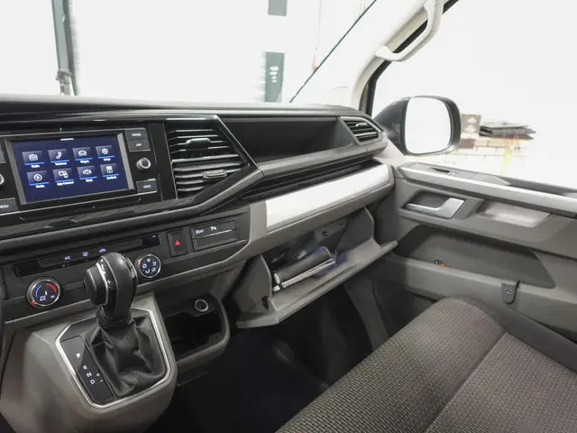 Volkswagen Transporter 2.0 TDI L2H1 2023 Diesel 14