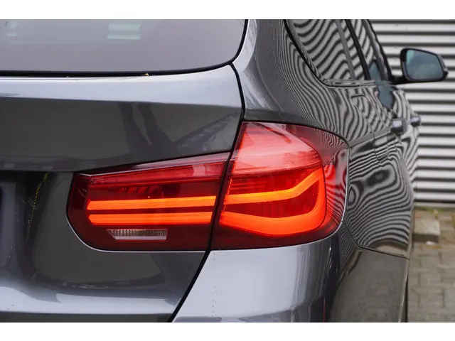 BMW 3 Serie Touring 320i 2018 Benzine 11