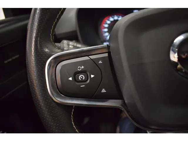 Volvo XC40 T3 163pk AUT8 R-Design 2019 Benzine 28