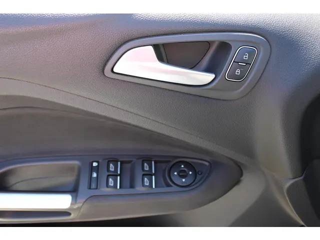 Ford C-MAX 1.5 Titanium 2015 Benzine 17