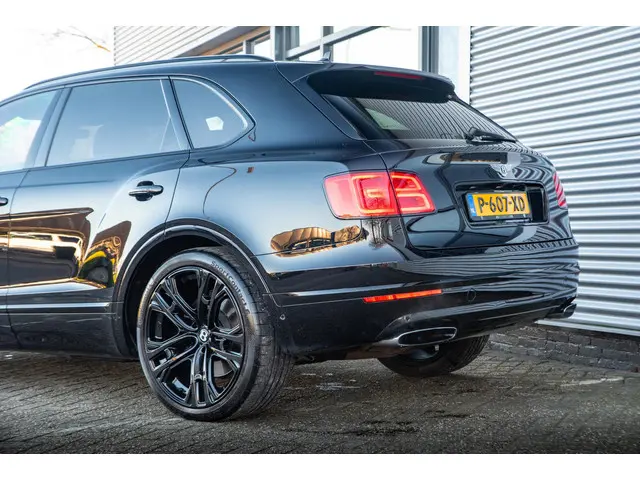 Bentley Bentayga 6.0 W12 black on black 2016 Benzine 48