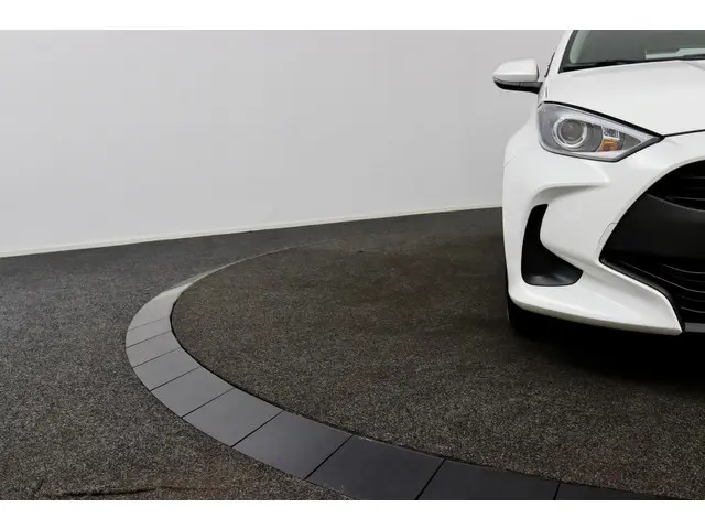 Toyota Yaris 1.5 Hybrid Comfort wit 2022 Hybride Benzine 34