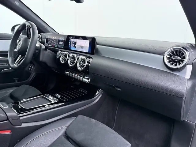 Mercedes-Benz CLA 250 e AMG line 2025 Hybride Benzine 40