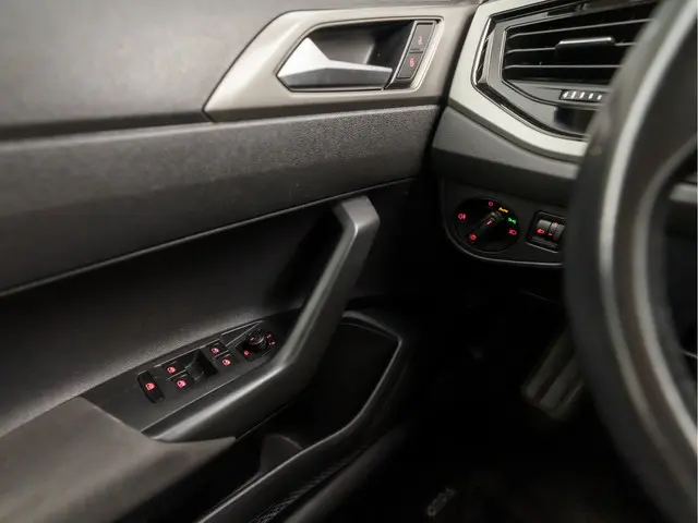 Volkswagen Polo 1.0 TSI Sportline 2019 Benzine 23