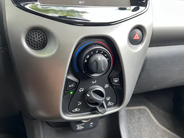 Toyota Aygo 1.0 VVT-i x-play | Cruise + Airco 2014 Benzine 20