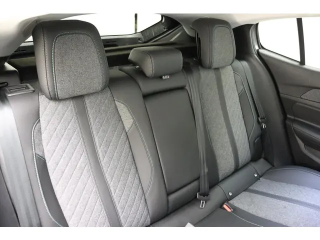 Peugeot 408 1.2 PureTech Allure 130 EAT8 2024 Benzine 15