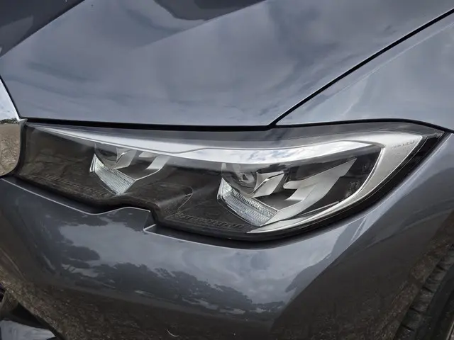 BMW 3 Serie 320i Executive Edition 2019 Benzine 13
