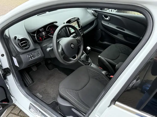 Renault Clio Estate 0.9 TCe Limited 2020 Benzine 6