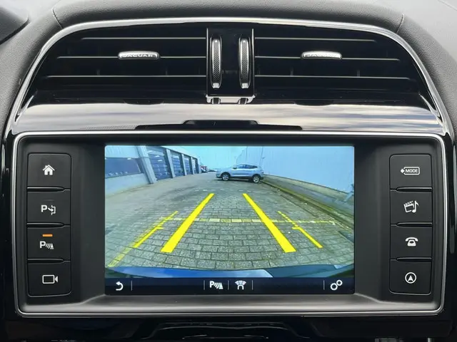 Jaguar XE 2.0 Portfolio 2015 Benzine 12