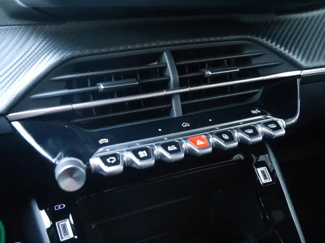 Peugeot 2008 1.2 Hybrid 145 Allure 2025 Hybride Benzine 33