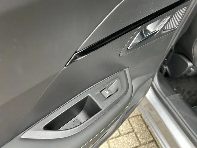 Peugeot 2008 1.2 Turbo 130 PK GT 2024 Benzine 23