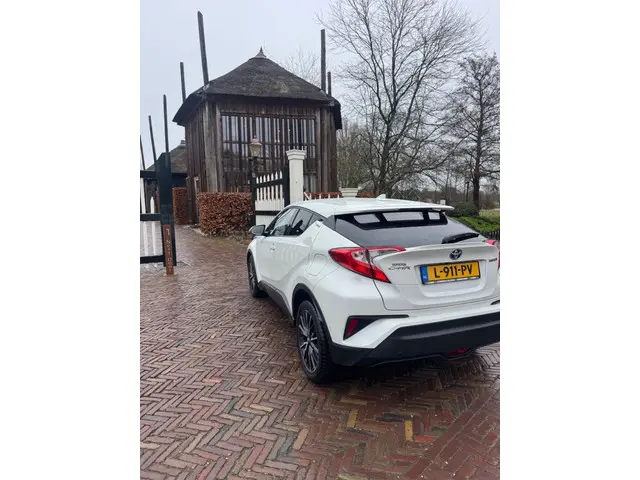Toyota C-HR 1.8 Hybrid Bi-Tone 2017 Hybride Benzine 9