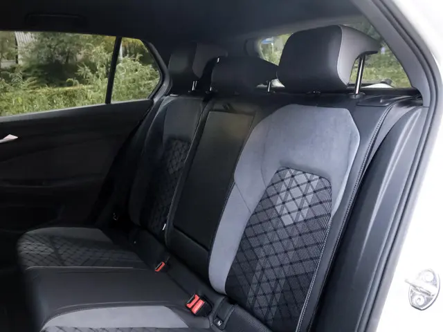 Volkswagen Golf 1.5 eTSI R-Line 2022 Benzine 30