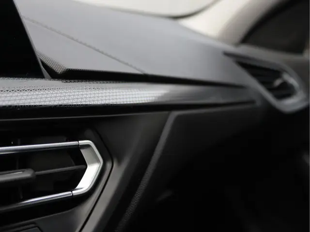 BMW 1 Serie 118i Business Edition 2022 Benzine 48