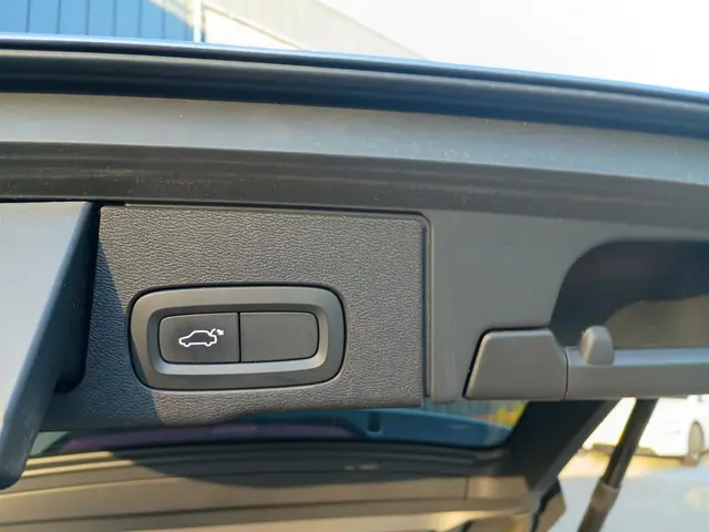 Volvo XC60 T5 AWD R-Design 2019 Benzine 19