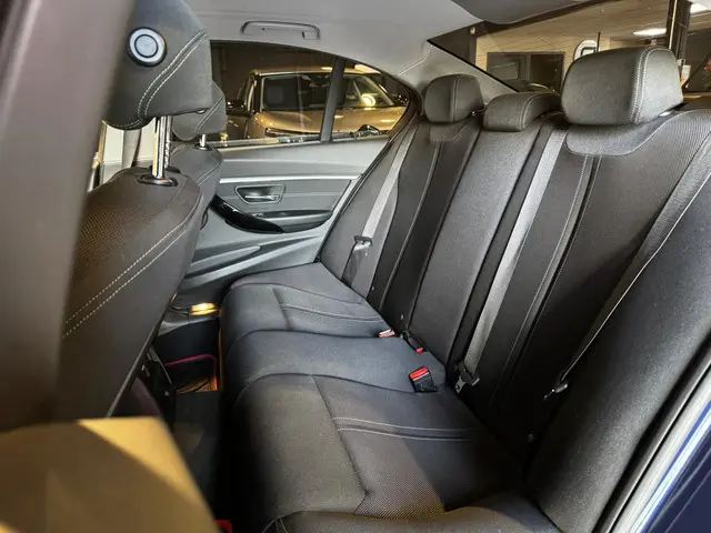 BMW 3 Serie 318i Executive 2017 Benzine 21