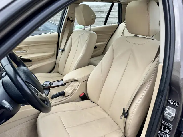 BMW 3 Serie Touring 328i High Executive 2014 Benzine 12