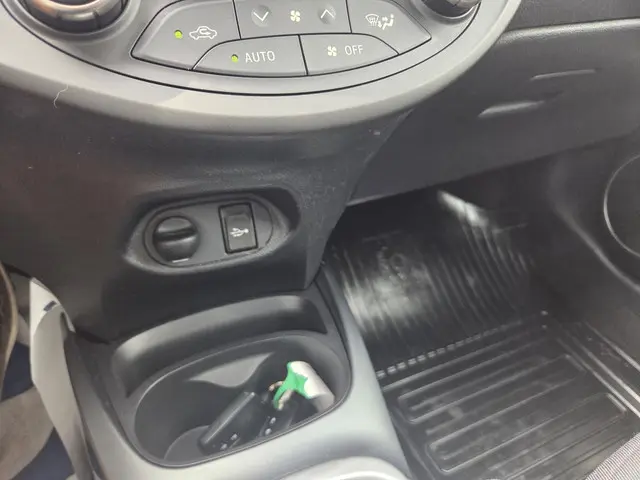 Toyota Yaris 1.5 Hybrid Dynamic 2015 Hybride Benzine 12