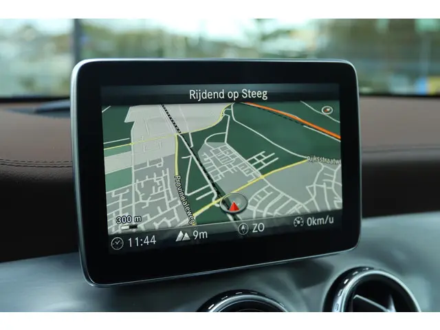 Mercedes-Benz GLA 200 PRESTIGE AUT. AMG 2016 Benzine 25