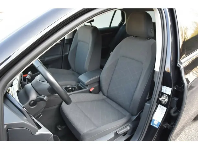 Volkswagen Golf 1.0 TSI Life 2023 Benzine 9