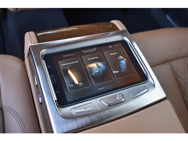 BMW 7 Serie 740Li High Executive 2015 Benzine 23