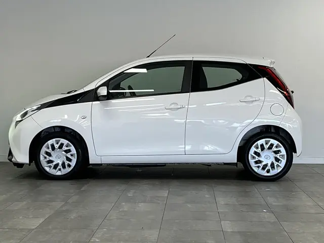 Toyota Aygo 1.0 VVT-i x-play 2022 Benzine 8