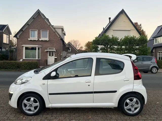 Peugeot 107 1.0 EXCLUSIVE NL-AUTO-NAP 2012 Benzine 3