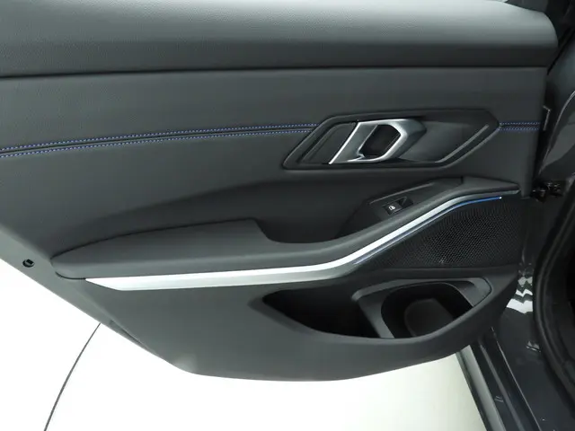 BMW 3 Serie Touring 330e 2024 Hybride Benzine 32