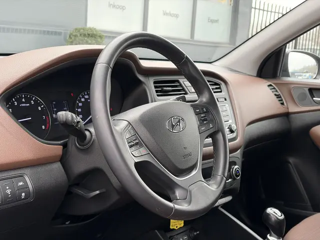 Hyundai i20 1.2 HP i-Motion Comfort 2015 Benzine 7