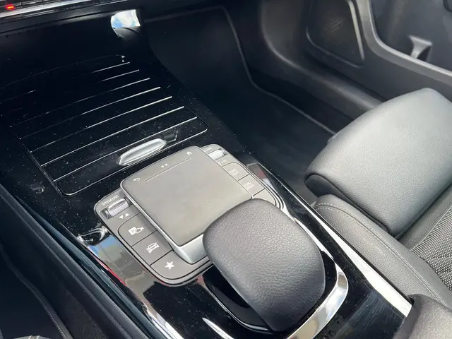 Mercedes-Benz A-Klasse 250 e 2021 Hybride Benzine 16