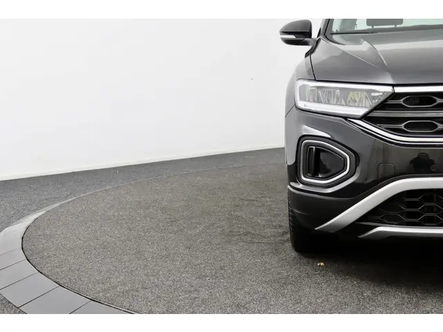 Volkswagen T-Roc 1.0 TSI Life zwart 2023 Benzine 33