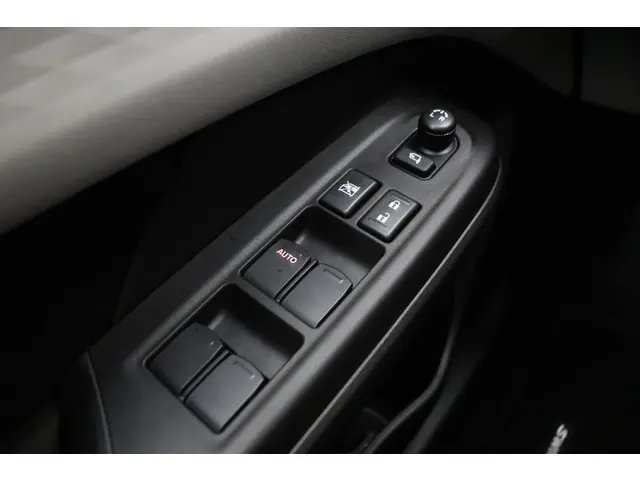 Suzuki Swift 1.2 Style Smart Hybrid 2025 Benzine 18