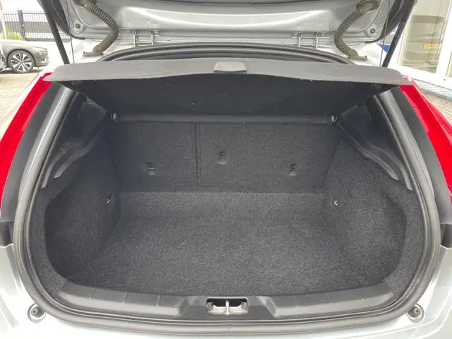 Volvo V40 2.0 T3 R-Design 2015 Benzine 15