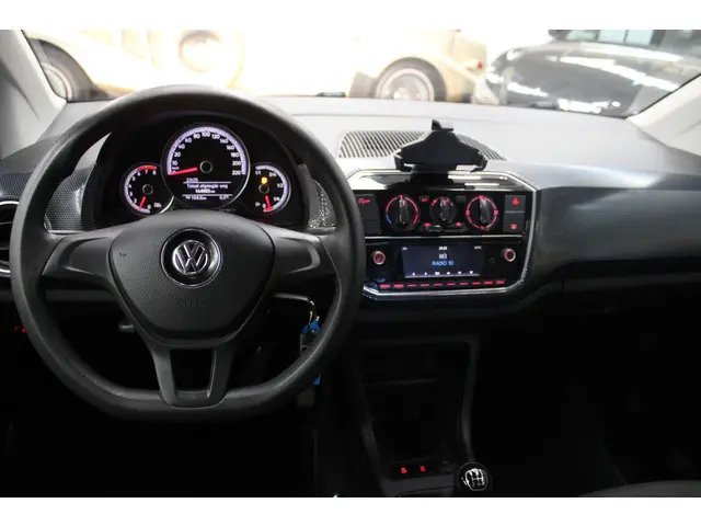Volkswagen up! 1.0 BMT move up! 2017 Benzine 10