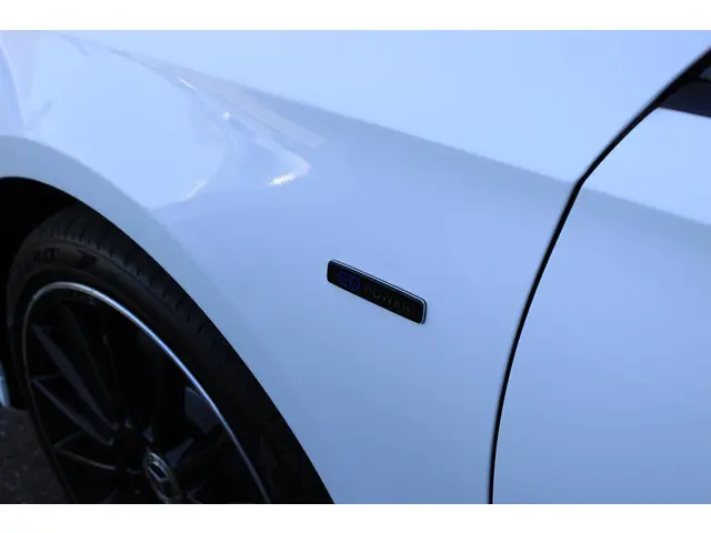 Mercedes-Benz A-Klasse 250 e AMG 2020 Hybride Benzine 25