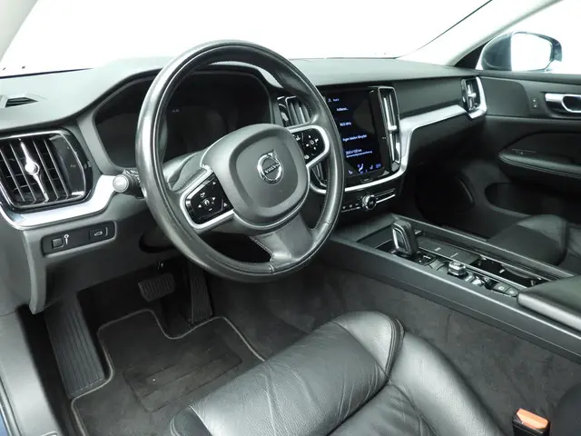 Volvo V60 2.0 B4 MHEV diesel R-Design 2021 Diesel 37