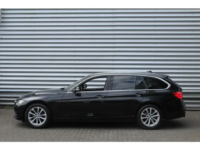 BMW 3 Serie Touring 320i High Executive 2017 Benzine 21