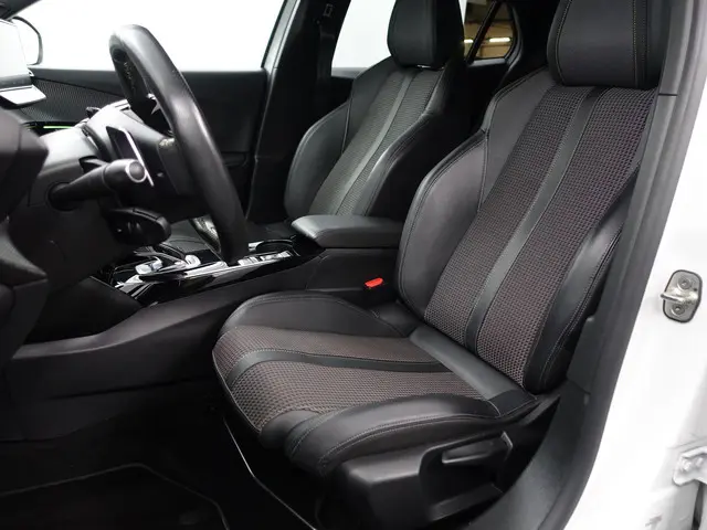 Peugeot 2008 1.2 PureTech GT Pack Aut- 2021 Benzine 27