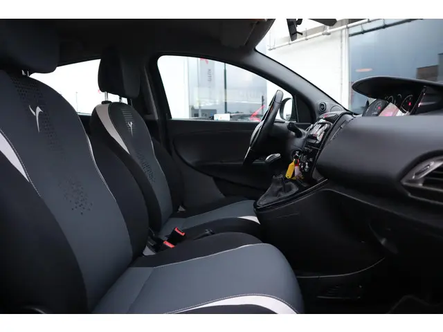 Lancia Ypsilon 0.9 TwinAir ELEFANTINO PLUS 2015 Benzine 18