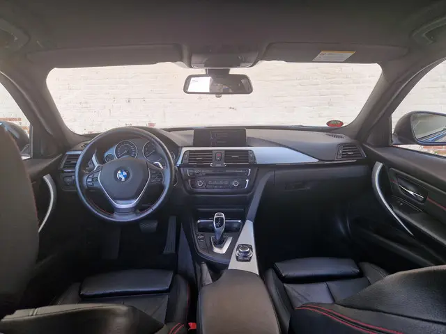 BMW 3 Serie 328i Executive 2012 Benzine 22