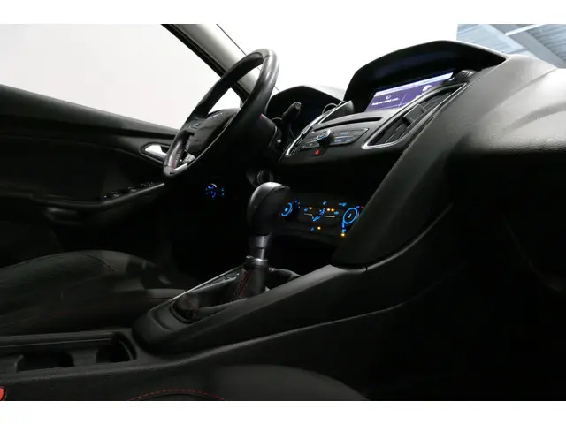 Ford Focus 1.5 Red Edition 2016 Benzine 29