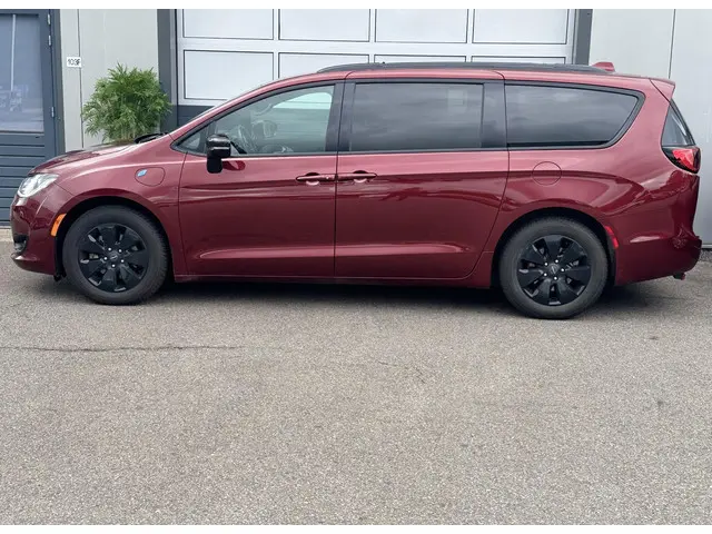 Chrysler Pacifica 3