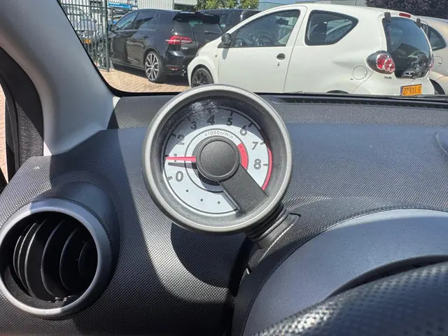 Peugeot 107 1.0 Active NAP / AIRCO / LED 2013 Benzine 18
