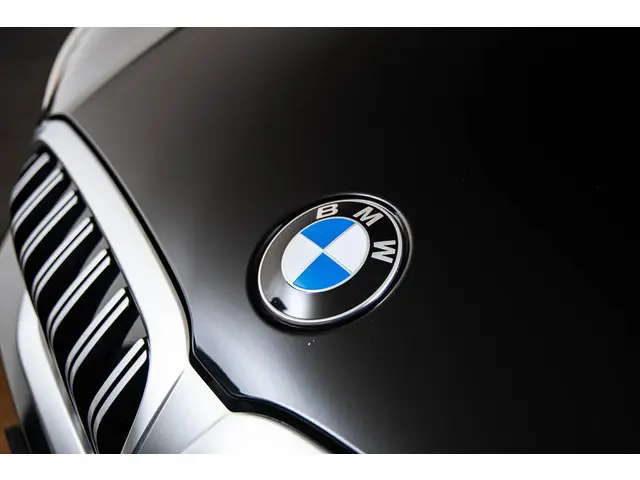 BMW 3 Serie Touring 330i 2023 Benzine 23