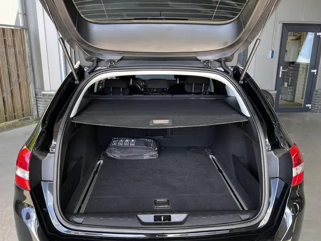 Peugeot 308 SW 1.2 PureTech Blue Lion 2017 Benzine 26