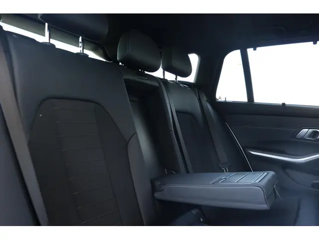 BMW 3 Serie Touring 320i Executive Edition 2020 Benzine 13