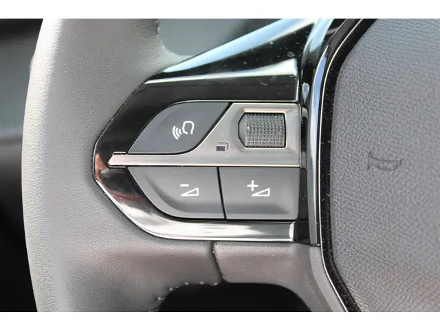 Peugeot 208 1.2 PureTech Active Pack 2023 Benzine 23