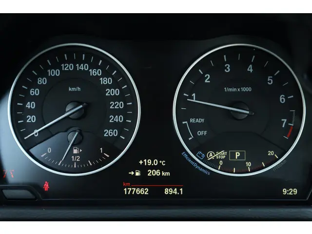 BMW X1 xDrive20i High Executive 2018 Benzine 17