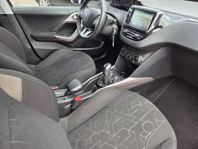 Peugeot 2008 1.2 PureTech Style/PANO/NAVI 2015 Benzine 19